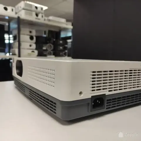 Sanyo PLC-XD2600 projektor (349 tundi)