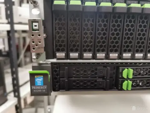 Fujitsu Primergy RX200 S8 ja Fujitsu kettamassiiv DX100 S3