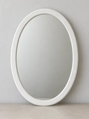 Овальное зеркало в белой раме 30 × 40 см