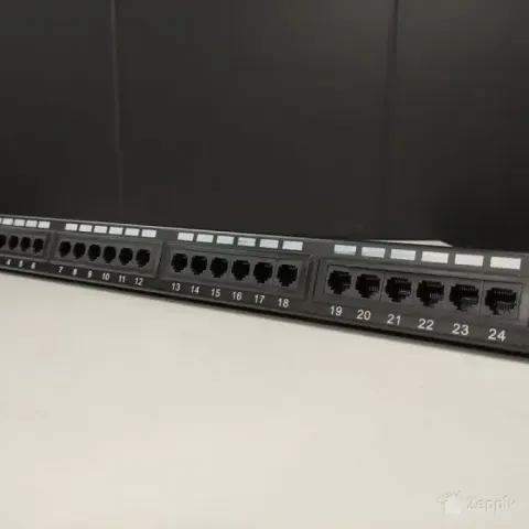 24-pordine Cat5e UTP patch-paneel must, 1U, 19"