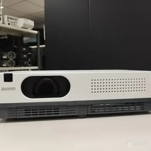 Sanyo PLC-XD2200 projektor, XGA, 716 tundi