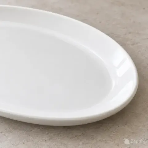 Белое овальное керамическое блюдо 32 × 22 см