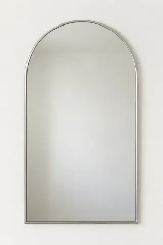 Арочное зеркало в серебристой раме 30 × 45 см
