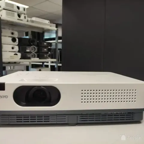 Sanyo PLC-XD2600 projektor (349 tundi)