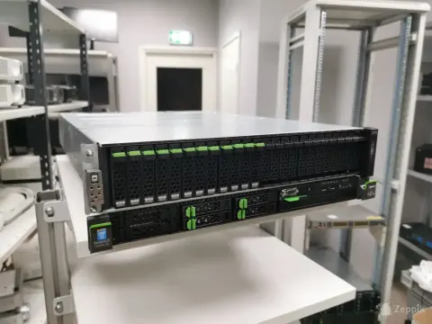 Fujitsu Primergy RX200 S8 ja Fujitsu kettamassiiv DX100 S3