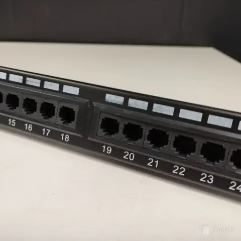 24-pordine Cat5e UTP patch-paneel must, 1U, 19"