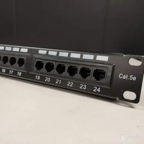 24-pordine Cat5e UTP patch-paneel must, 1U, 19"