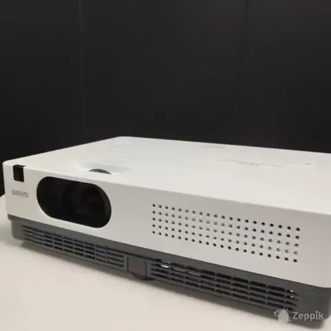 Sanyo PLC-XD2200 projektor, XGA, 716 tundi