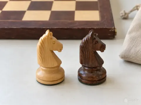Бесплатно: деревянные шахматы 40 × 40 см