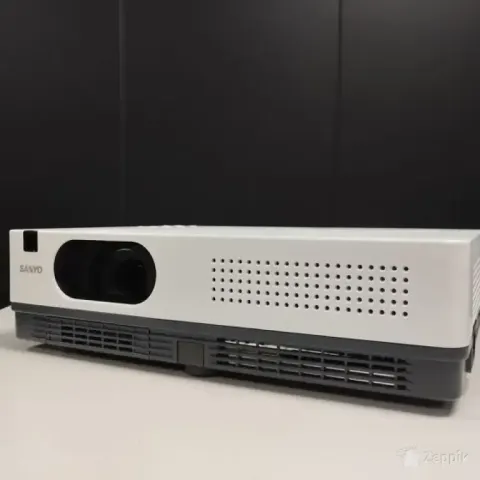 Sanyo PLC-XD2200 projektor, XGA, 716 tundi