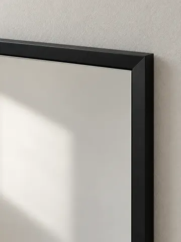 Прямоугольное зеркало в чёрной раме 30 × 40 см