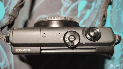 Canon EOS M200 kit (15-45mm) IS STM + карта памяти на 32 GB