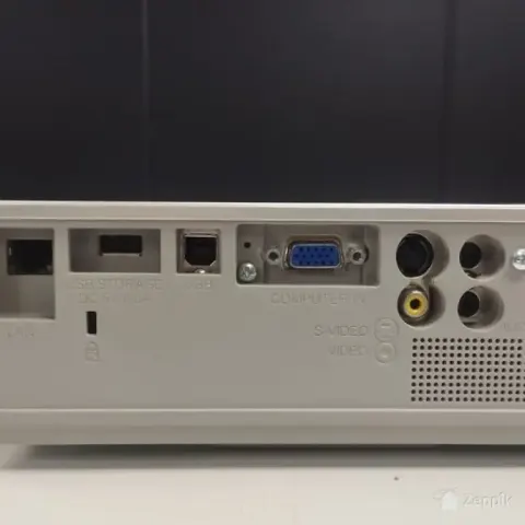 Hitachi CPX4 XGA, 2 000 ANSI luumenit, 664 tundi