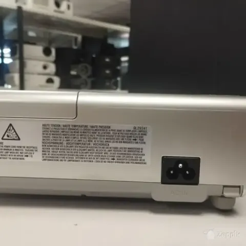 Hitachi CPX4 XGA, 2 000 ANSI luumenit, 664 tundi