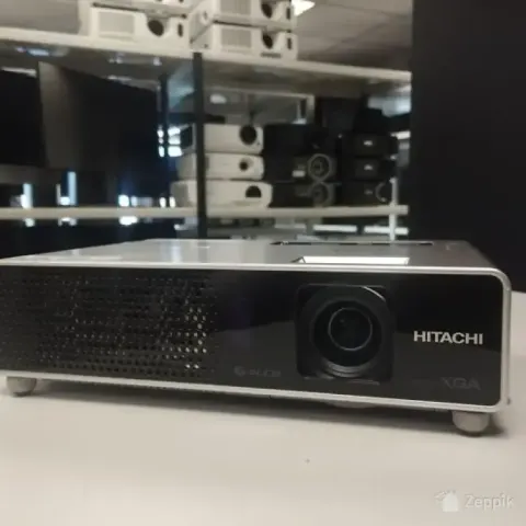 Hitachi CPX4 XGA, 2 000 ANSI luumenit, 664 tundi