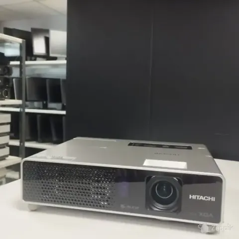Hitachi CPX4 XGA, 2 000 ANSI luumenit, 664 tundi