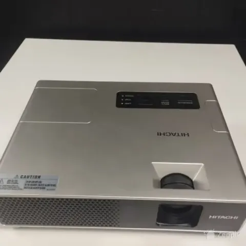 Hitachi CPX4 XGA, 2 000 ANSI luumenit, 664 tundi