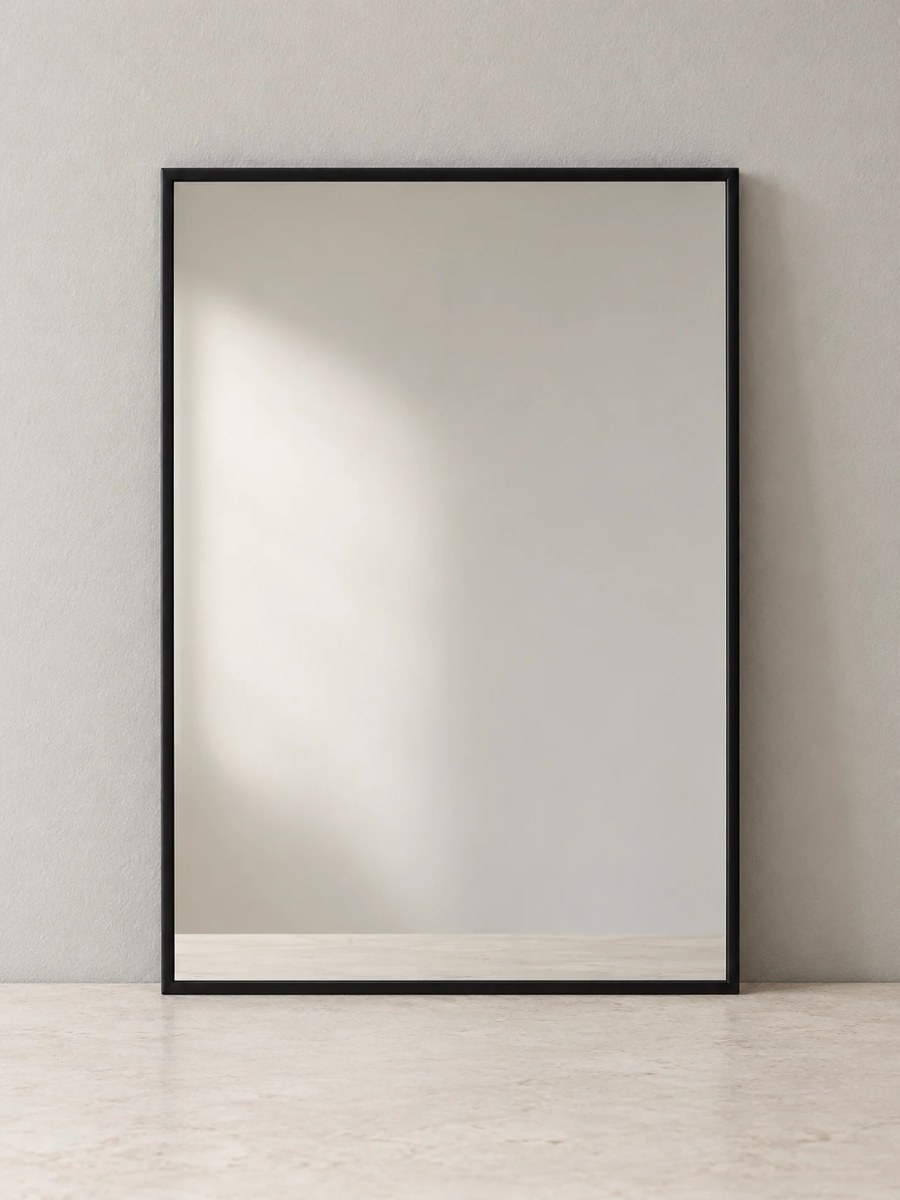 Прямоугольное зеркало в чёрной раме 30 × 40 см